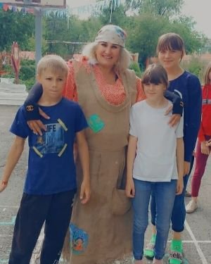 В центре стартовали тематические дни летних развлечений. На протяжении всего дня с детьми проводятся мероприятия, определенной направленности. Первый день – «Лето у Бабы Яги».