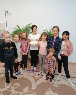 Под руководством воспитателей наши дети осваивают азы поварского искусства.