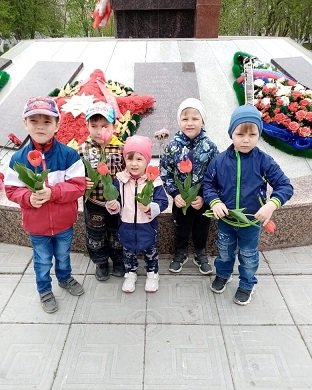 Младшие воспитанники центра «Искорка» вместе с воспитателями возложили цветы и поклонились солдатам, погибшим в Великой Отечественной войне.