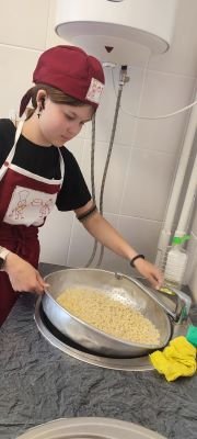 Блюдо субботней "Хозяюшки" - макароны с сыром и колбасой.